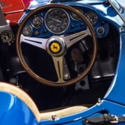 Identità Strategica: Lezioni dai Casi Ferrari e Luxottica. Identità Strategica: Lezioni dai Casi Ferrari e Luxottica. Ridefinire i Confini del Proprio Settore per Massimizzare il Valore d'Impresa